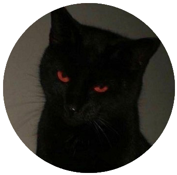 Foto de um personagem da Studio Ghibli, deitado olhando para cima, imagem escura